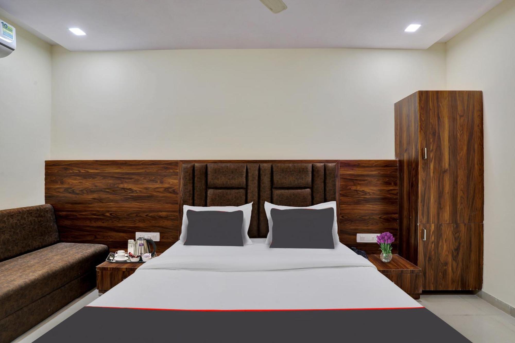 Hotel O Neelkamal Ahmedabad Bagian luar foto