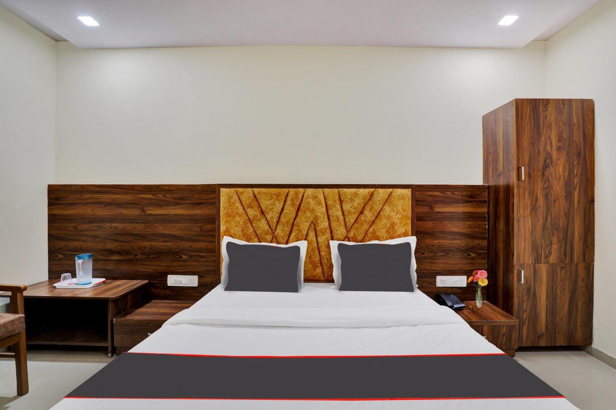 Hotel O Neelkamal Ahmedabad Bagian luar foto